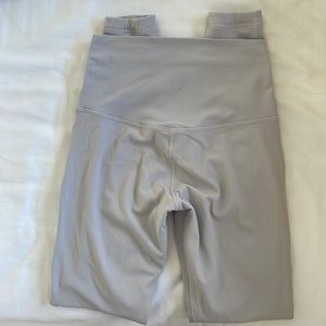 Align leggings in platinum grey.